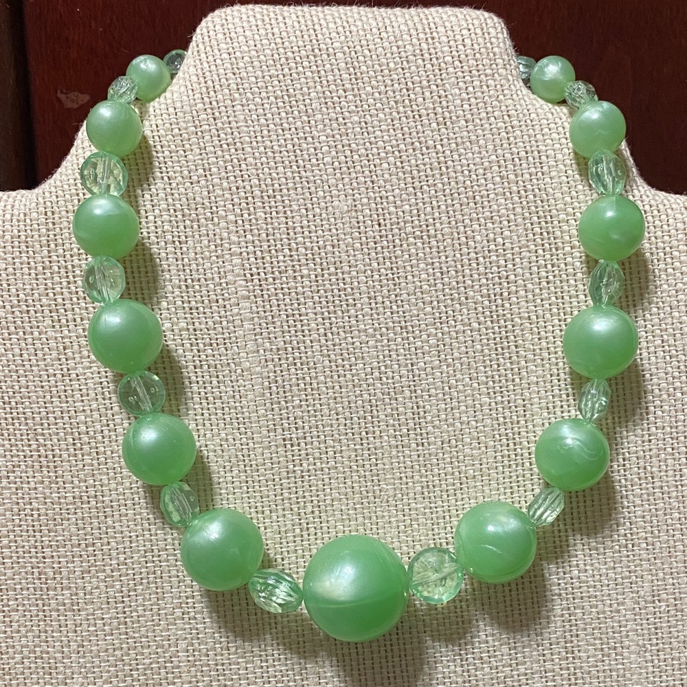 Elegant Coro vintage Green Beaded choker 15” to 18” long Necklace - Picture 1 of 8